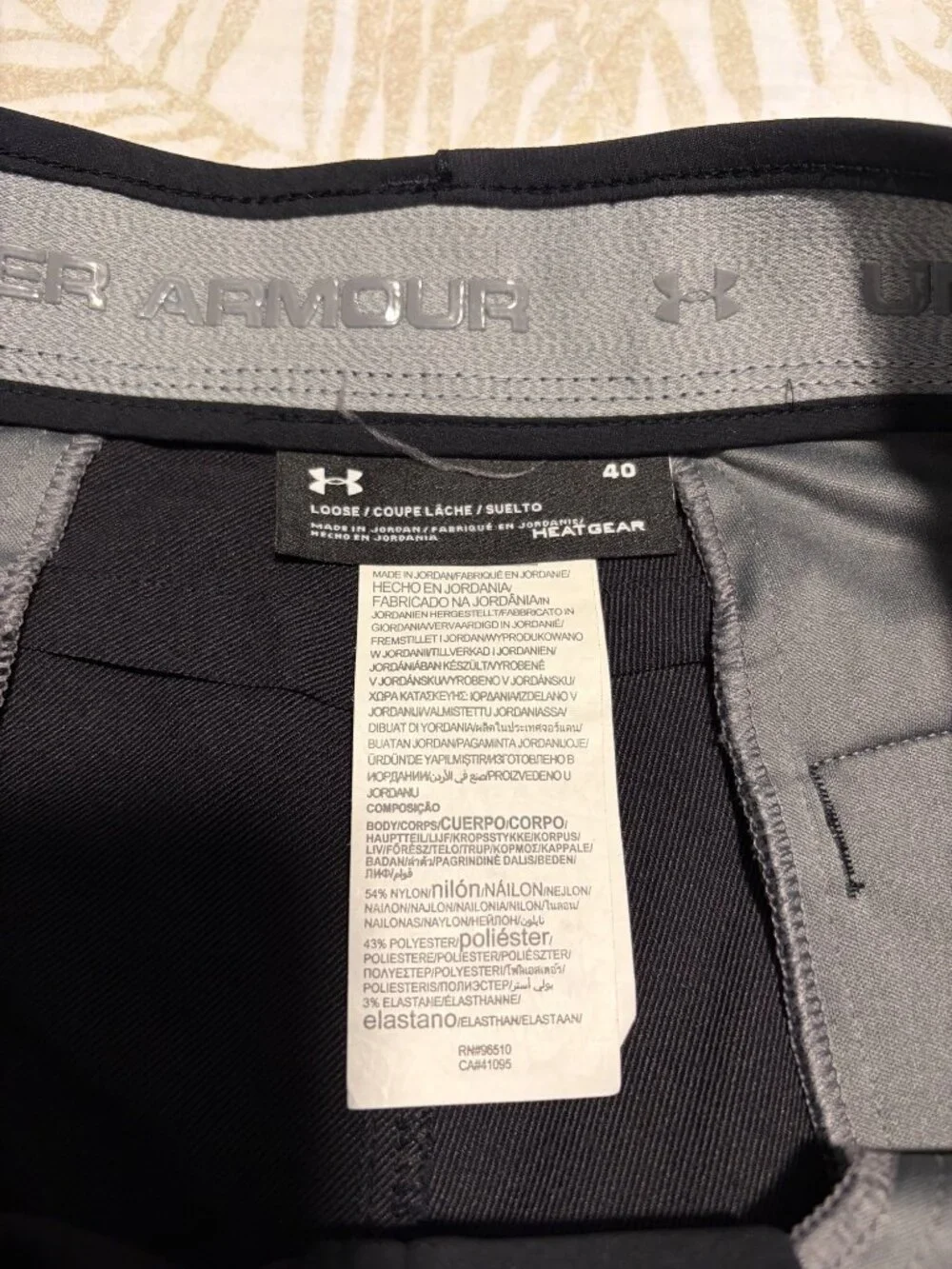 Under Armour Mens HeatGear Loose Fit Black Shorts Size 40 Nylon Blend